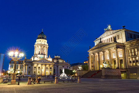柏林的宪兵广场夜间灯火通明图片
