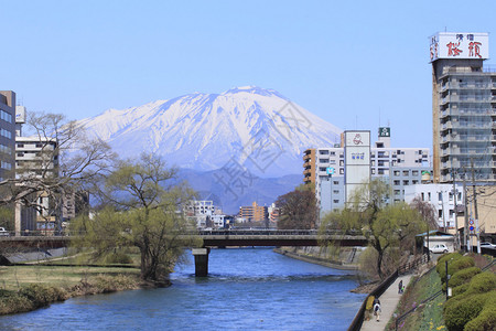 蓝天映衬的岩手山和盛冈市图片