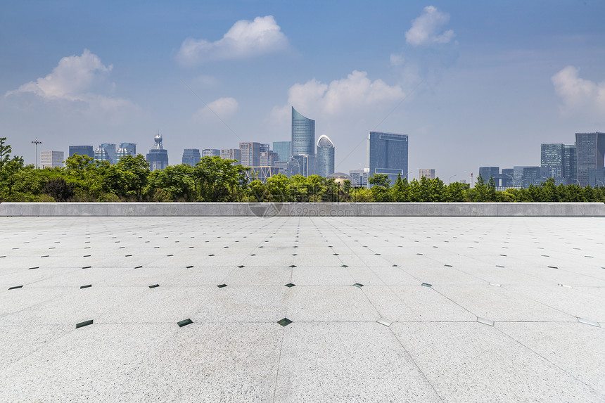 全景天线和现代商业办公大楼有空路空图片