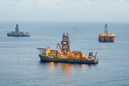 近海石油平台和有照明的图片