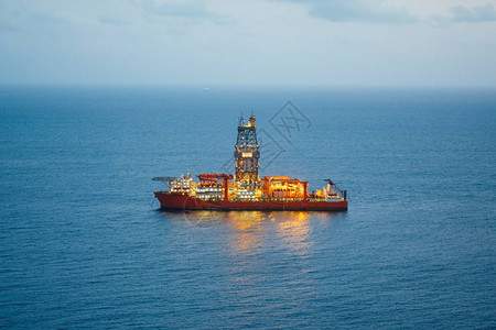 带照明的海上石油和天然气钻井船图片