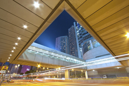 香港夜间桥下车流繁忙图片