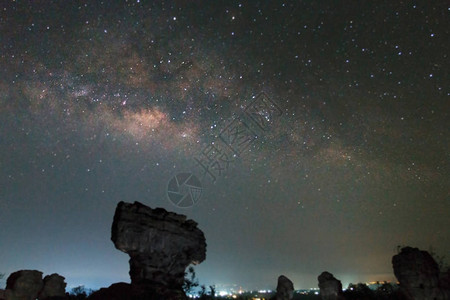 泰国黑夜银河系增益的柔焦模糊长曝光照片背景图片