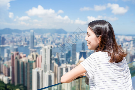 亚洲年轻女子看着香港的景色图片
