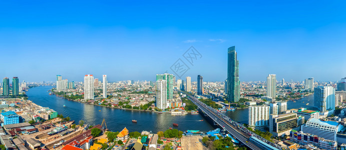 曼谷市河景与蓝天图片