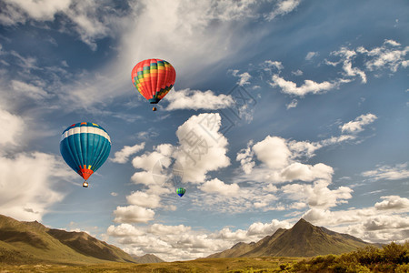 三个热气球在加拿大的山野上飞翔云雾图片