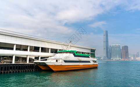 香港中央渡口码头的船图片
