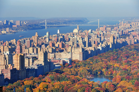 纽约市摩天大楼在曼哈顿市中心空中全景中与央公园和秋天的多彩图片