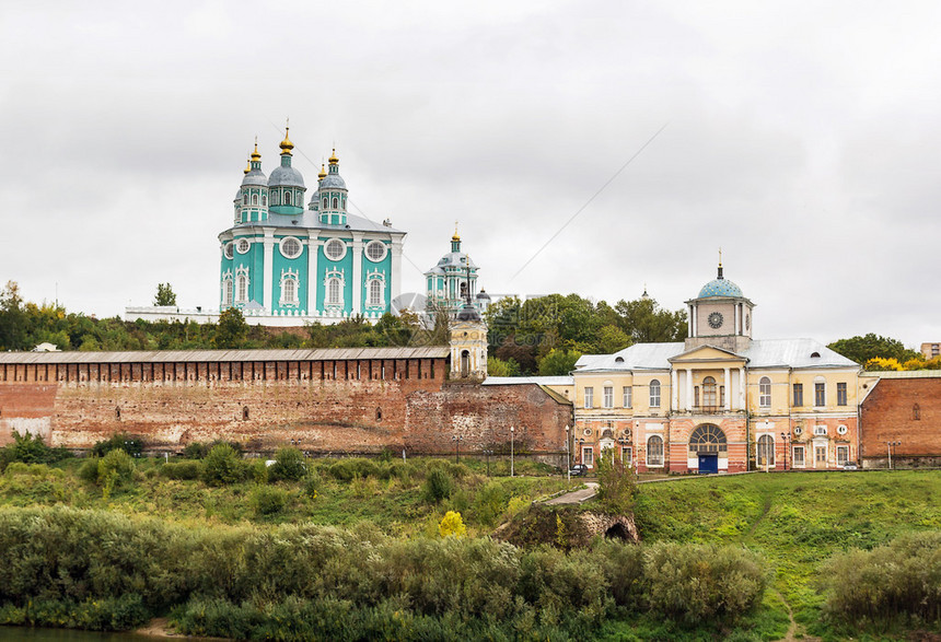 圣母升天大教堂从高耸的大教堂山上统治着斯摩棱斯克市图片