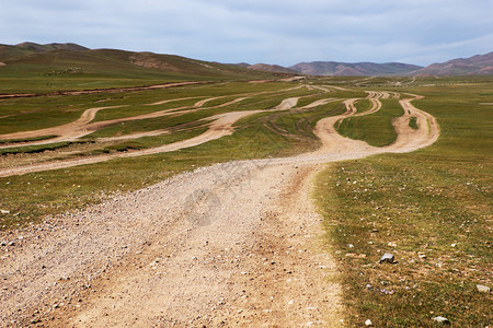 蒙古沙漠草原的道路图片