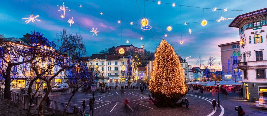 浪漫的卢布尔雅那市中心为圣诞假期装饰Preseren的广场图片