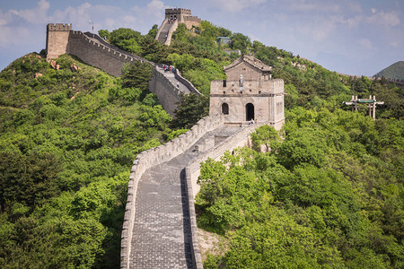 长城在北京首府北面山丘巴达林的大墙的高清图片