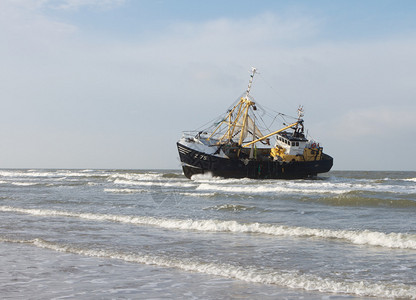搁浅的渔船的照片背景图片