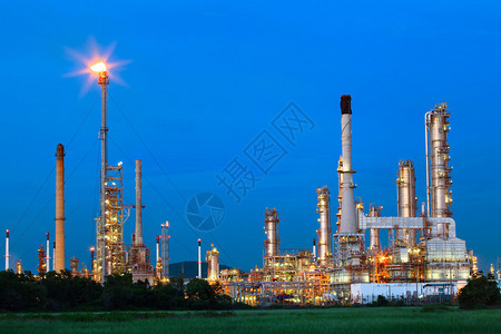 重石化产业园区炼油厂灰蒙的蓝天映衬着炼油厂的美丽灯光图片