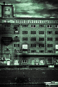 湖边老工业公寓图片