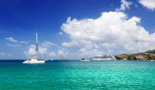 热带岛屿海滩附近的游艇图片