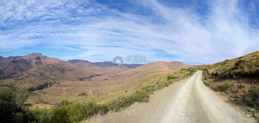 东开普以蓝天为背景的农村公路图片