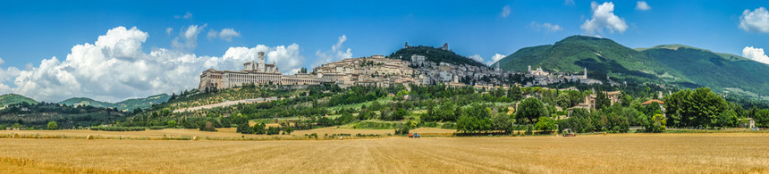 意大利乌姆布里亚古城阿西Assisi的全景图片