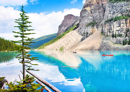 美丽的风景与落基山脉和游客独木舟一起在加拿大艾伯塔的图片