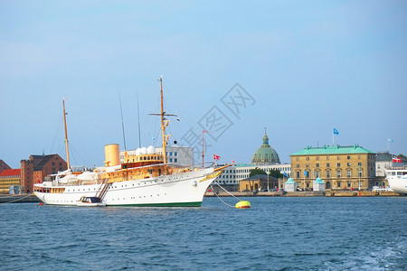 丹麦女王的皇家船停在丹麦哥本哈根Amalienbor图片
