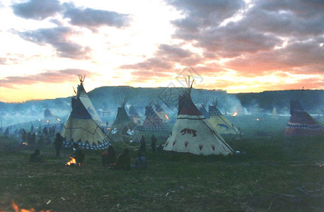日落时的美洲土著印第安人村图片