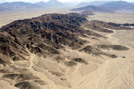 秘鲁南美的纳斯卡沙漠和山脉图片