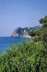 岩石海岸线的景色图片