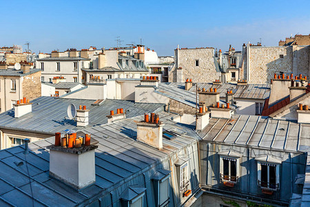 法国巴黎典型的有曼萨和烟囱背景图片