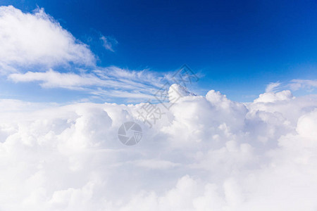 蓝色的天空与白云在图片