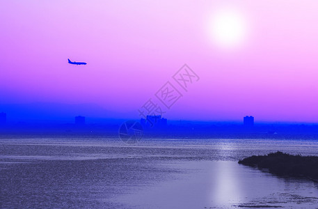浪漫的日落天上的飞机是粉图片