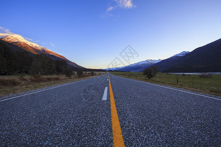 新西兰岛南公园中的沥青路面的图片