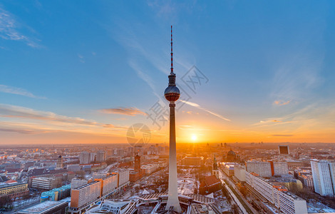 与柏林亚历山大广场电视塔的美丽夕阳图片
