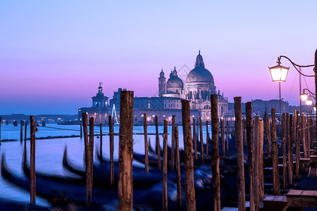 威尼斯日落全景暮色海景浪漫的紫色天空图片