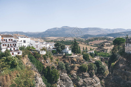西班牙风景与丘陵山脉和建筑物的风景图片