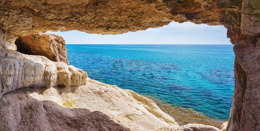 带石窟的海景图片