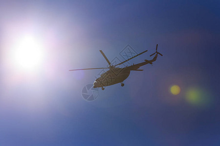 在背光的直升机从太阳强光图片