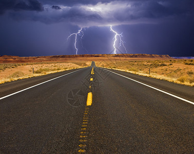 有闪电的沙漠公路图片