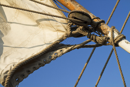从一艘旧帆船的索具和帆的细节图片