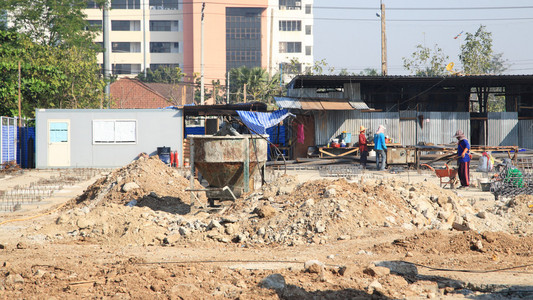 水泥厂和建筑工地的许多工人图片