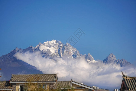 玉龙雪山李江日南拍下世界古背景图片