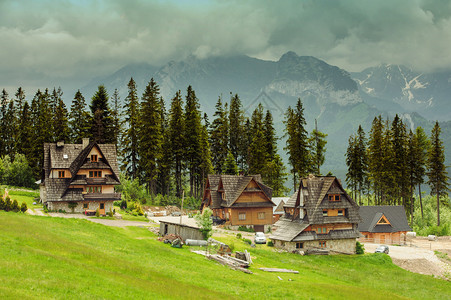 乡村夏日风景山中的旧木屋小背景图片