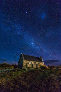 新西兰Tekapo湖好牧人教堂的星空和银河路图片