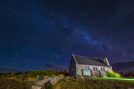 新西兰Tekapo湖好牧人教堂的星空和银河路图片