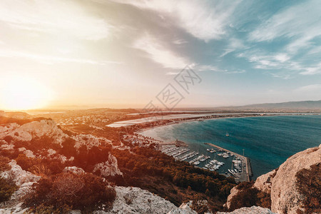 撒丁岛首府魔鬼马鞍上的城市海滩图片