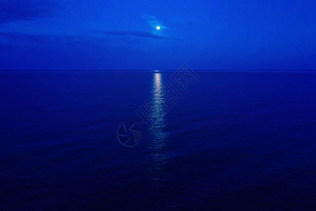 夜里满月的光照耀着宁静图片