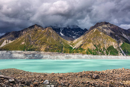 有绿松石蓝色水和山风景的冰川湖与雪和冰川湖的冬天山风景塔斯曼冰川图片