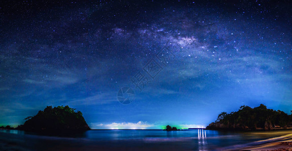 银河系与银河系相伴的风景夜空与恒星和图片