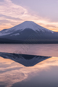 富士山和亚马纳卡科湖冰图片