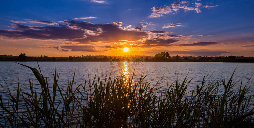 湖边的日落在海岸草原上河上日落神图片