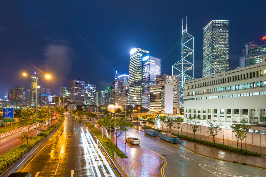 带车灯的香港夜景图片